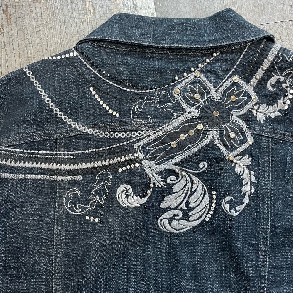 Denim Jean jacket with lots of bling, new without tags - Picture 9 of 12